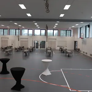 Die neu gestaltete Halle mit Stehtischen und Sitzgelegenheiten für die Gäste