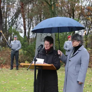 Margit Fischer am Rednerpult, neben ihr Birgit Huber 