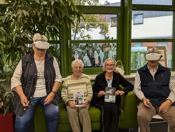 Eine Gruppe von Senioren mit VR-Brillen