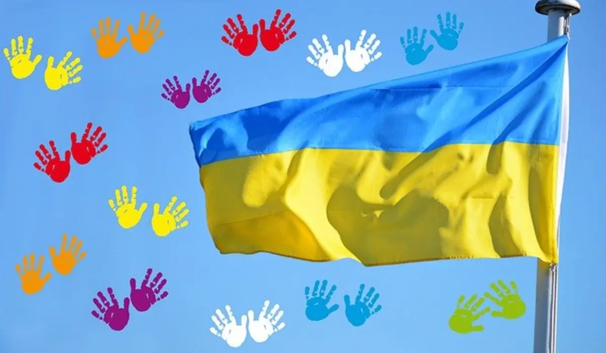 Bildkollage aus einer Ukrainischen Flaggen und zahlreichen bunten Kinderhandabdrücken