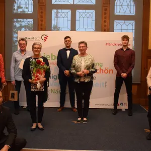 Sieben geehrte Bürgerinnen und Bürger mit Landrat Matthias Dießl