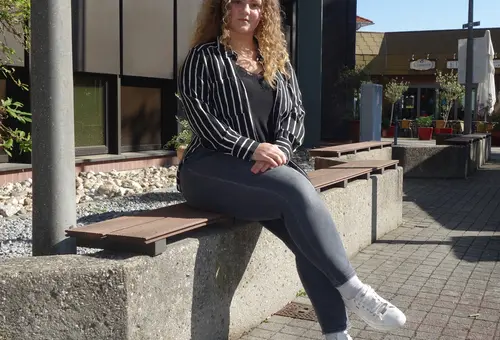 Azubi Alketa Hoti vor dem Rathaus Oberasbach 