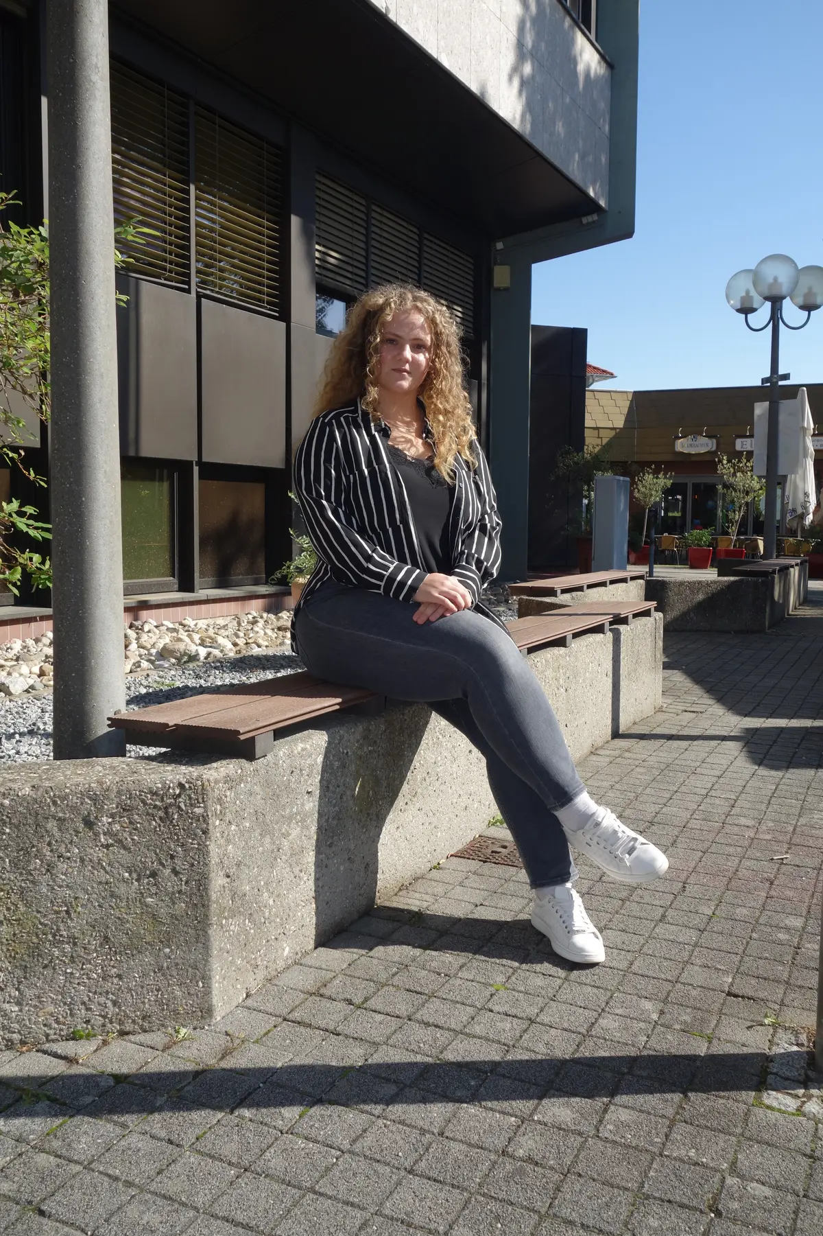 Azubi Alketa Hoti vor dem Rathaus Oberasbach 