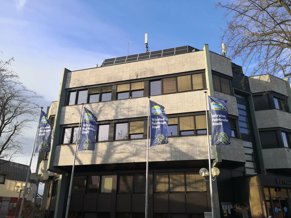 Oberasbacher Rathaus mit vier Fairtrade Flaggen davor
