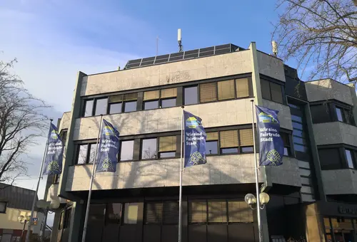 Oberasbacher Rathaus mit vier Fairtrade Flaggen davor