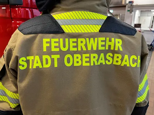 Rückenansicht der Kleidung mit Aufdruck Feuerwehr Stadt Oberasbach