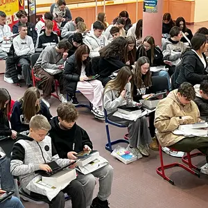 Schüler beschäftigen sich sofort mit ihren neuen Tablets.