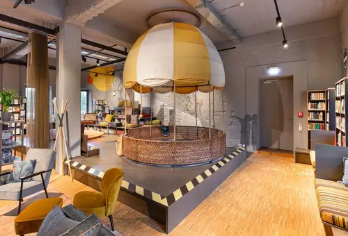 Blick in eine Bücherei mit gemütlichem Lesebereich mit Baldachin im Zentrum