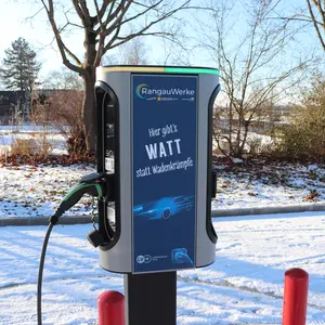 Seitenfläche der Ladesäule mit dem Schriftzug "Hier gibt's Watt statt Wadenkrämpfe". 