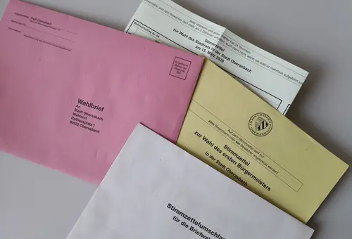 Stimmzettel und Wahlumschläge als Symbolbild