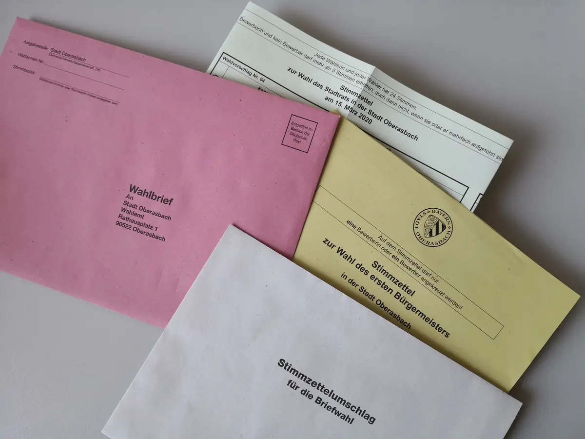 Stimmzettel und Wahlumschläge als Symbolbild