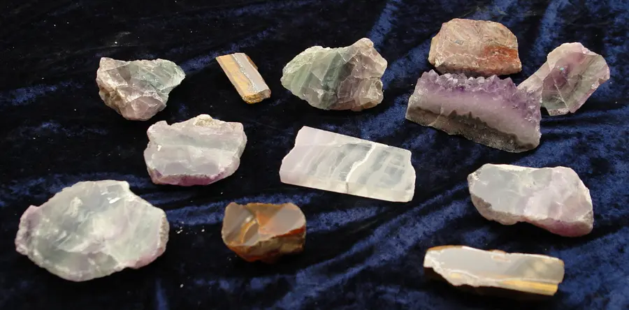eine Sammlung von Mineralien auf einem dunkelblauen Samttuch