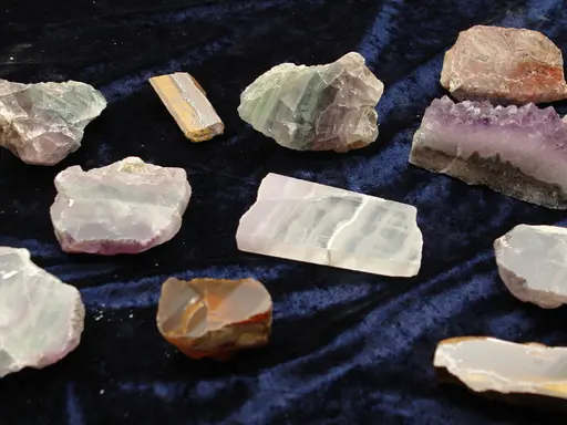 eine Sammlung von Mineralien auf einem dunkelblauen Samttuch
