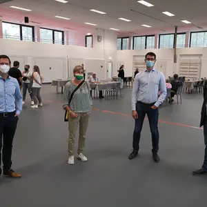 Der Dritte Bürgermeister Marco Haas mit den Stadträten Heike Barth und Markus Gerstner sowie dem Vorsitzenden der DJK Oberasbach, Ewald Trost.