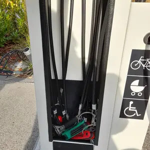 Blick auf die Werkzeuge, die sich an den ummantelten Stahlseilen befinden.