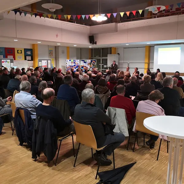 Totale mit Rückenansicht der Anwesenden Bürgerversammlung 2024