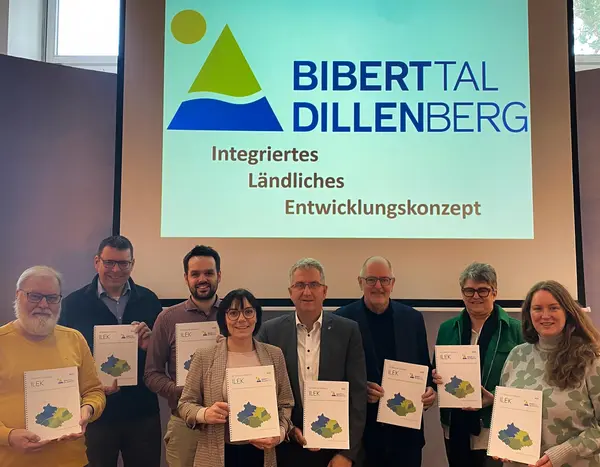 Vertreter der Kommunalen Allianz halten Urkunden in den Händen. 