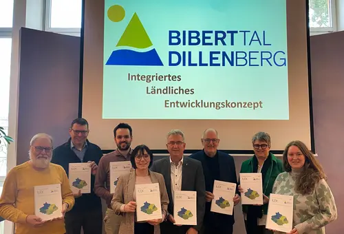 Vertreter der Kommunalen Allianz halten Urkunden in den Händen. 