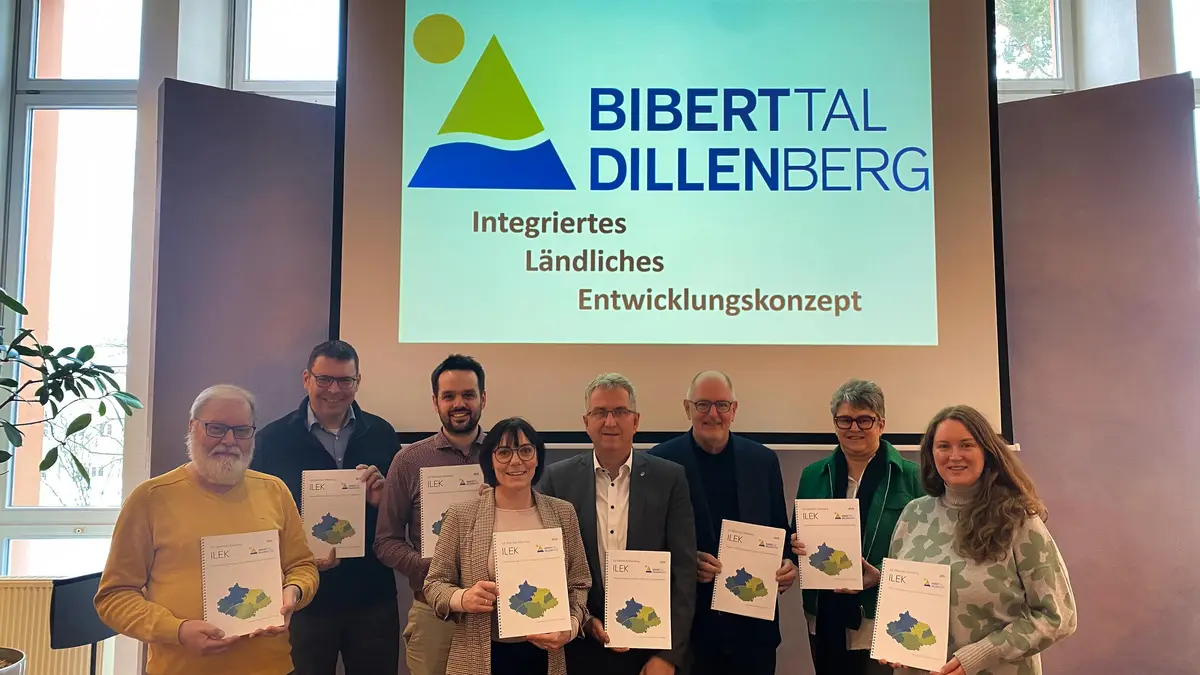 Vertreter der Kommunalen Allianz halten Urkunden in den Händen. 