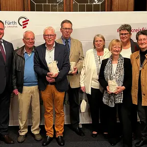 Vier Frauen und vier Männer bei der Ehrung