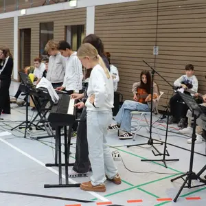 Kinder am Mikrofon und Instrumenten 