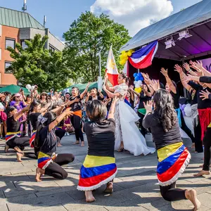 Frauen des Philippine Culture Clubs tanzen einen traditionellen Tanz und die philippinische Flagge wird geschwenkt.