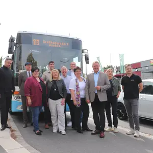 11 Personen vor einem Linienbus mit der Anzeige 113 Großghabersdorf