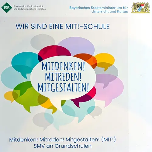 Plakat mit vielen bunten Sprechblasen ohne Text. Dazu die Überschrift "Wir sind MIT!-Schule" sowie "Mitdenken! Mitreden! Mitgestalten!