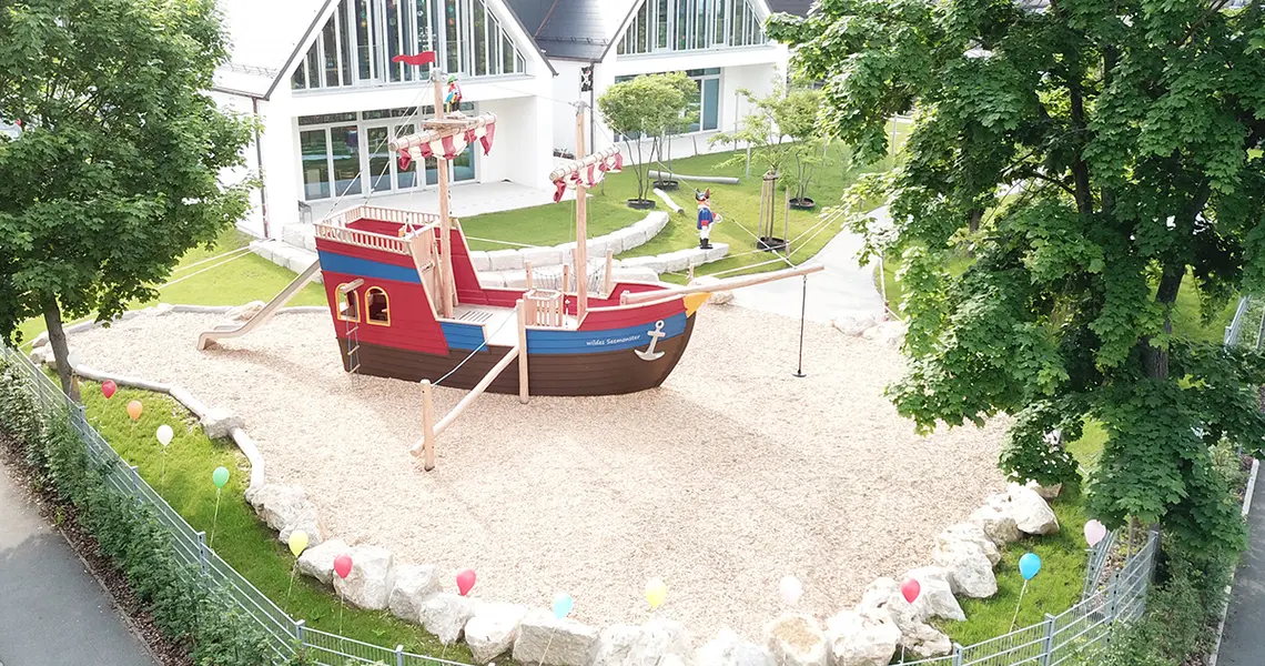 Kindergarten St. Stephanus Außenansicht mit Piratenschiff
