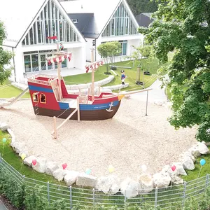 Kindergarten St. Stephanus Außenansicht mit Piratenschiff