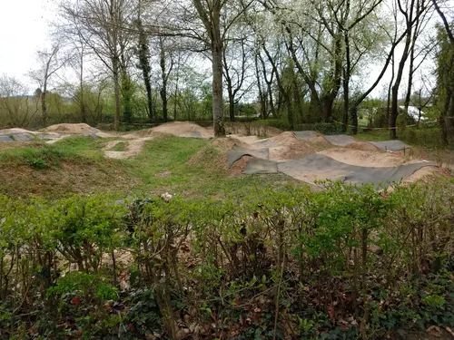 begrünte Geländerundstrecke für Fahrräder