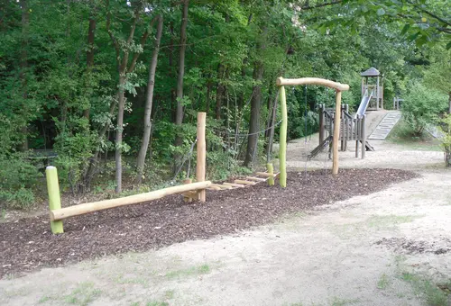 Balancierparcour schwingende Holzelemente