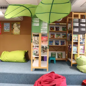 Bücherregale im Hintergrund und Sitzkissen und Stufen im Vordergrund.