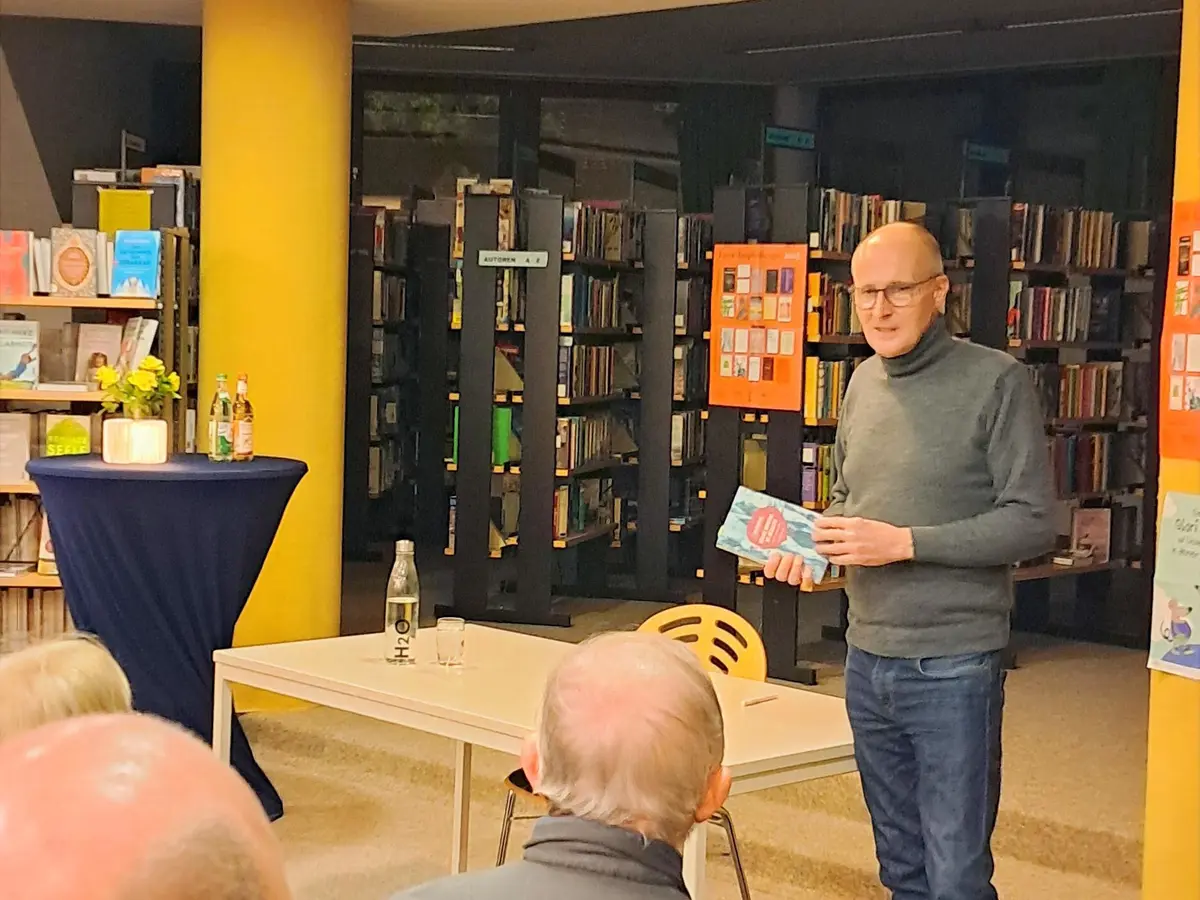 Autor Jan Beinßen in der Oberasbacher Stadtbücherei