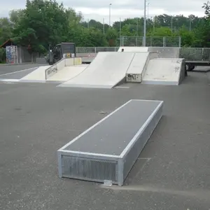 Stahlbox mit Fun-Box und Hip-Anbau im Hintergrund