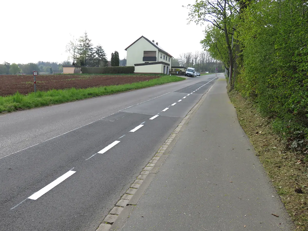 Bachstraße mit gestrichelten Linien, die den Fahrradschutzstreifen markieren. Die Piktogramme fehlen noch.