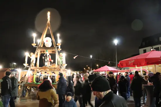 Oberasbacher Weihnachtspyramide auf dem Weihnachtsmarkt