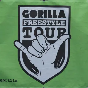 Das GORILLA Action Tour Logo mit dem Surfer Gruß (Kleiner Finger und Daumen abgespreizt)