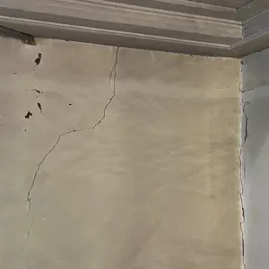 zwei Wände in desolatem Zustand 