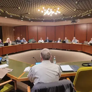 Blick auf den Stadtrat im Sitzungssaal des Rathauses