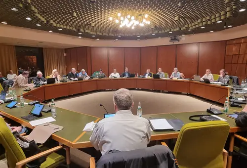 Blick auf den Stadtrat im Sitzungssaal des Rathauses