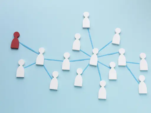 Mehrere Spielfiguren sind durch Fäden verbunden und bilden ein Netzwerk auf blauen Hintergrund