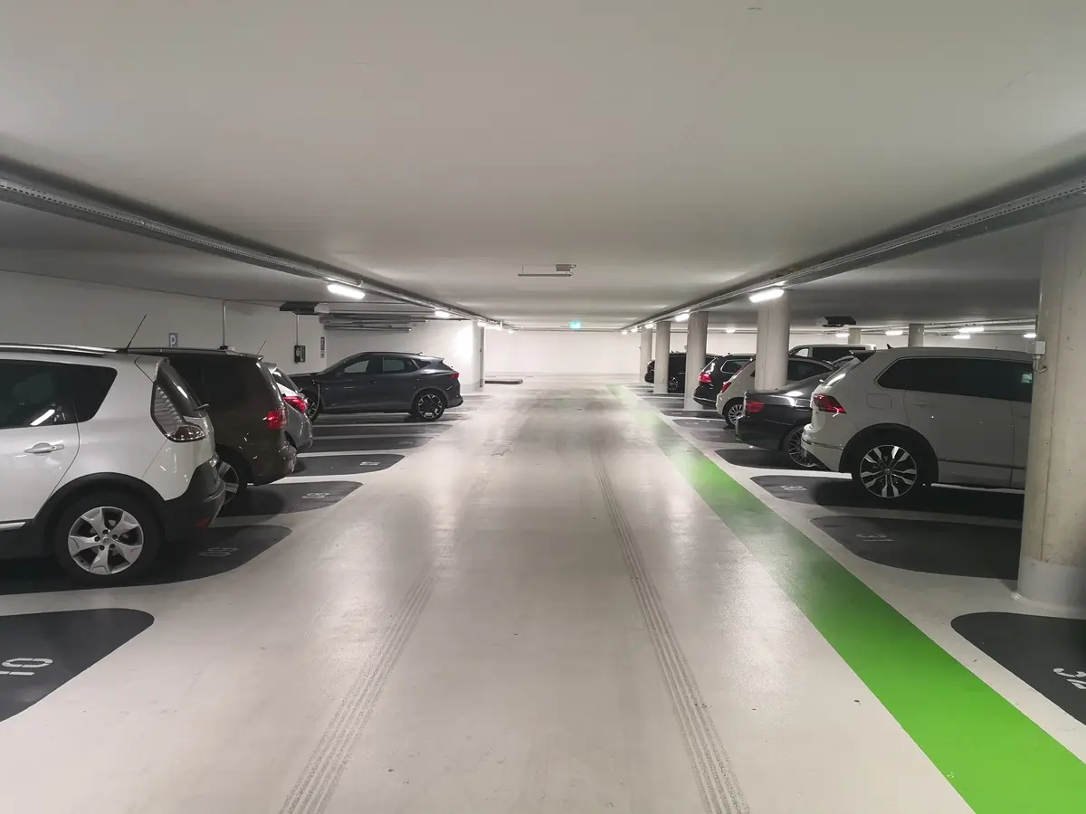 Blick in die Tiefgarage unter dem Rathausplatz mit einigen Fahrzeugen