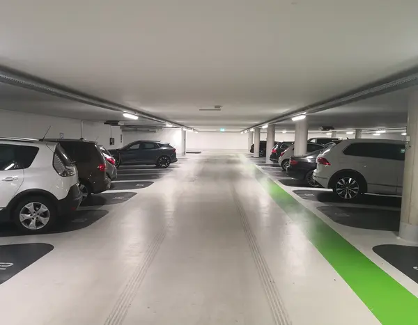 Blick in die Tiefgarage unter dem Rathausplatz mit einigen Fahrzeugen