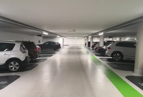 Blick in die Tiefgarage unter dem Rathausplatz mit einigen Fahrzeugen