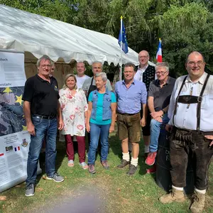 Gruppe von zehn Personen vor dem Festzelt.