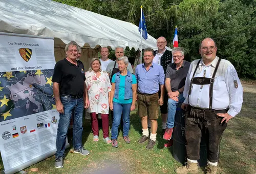 Gruppe von zehn Personen vor dem Festzelt.