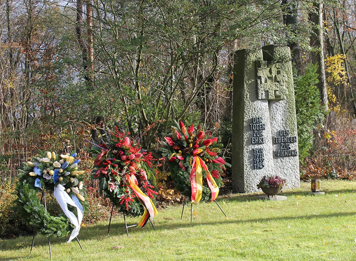 Ehrenmal der Stadt Oberasbach auf dem Friedhof Unterasbach mit niedergelegten Kränzen zum Volkstrauertag 2017