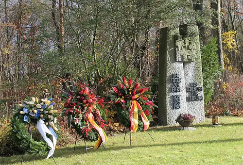 Ehrenmal der Stadt Oberasbach auf dem Friedhof Unterasbach mit niedergelegten Kränzen zum Volkstrauertag 2017