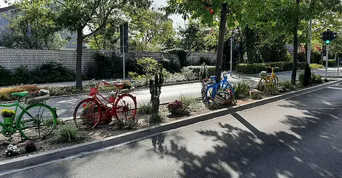 Vier bunt bemalte Fahrräder schmücken derzeit die Mittelinsel an der Kurt-Schumacher-Straße in Rathausnähe.